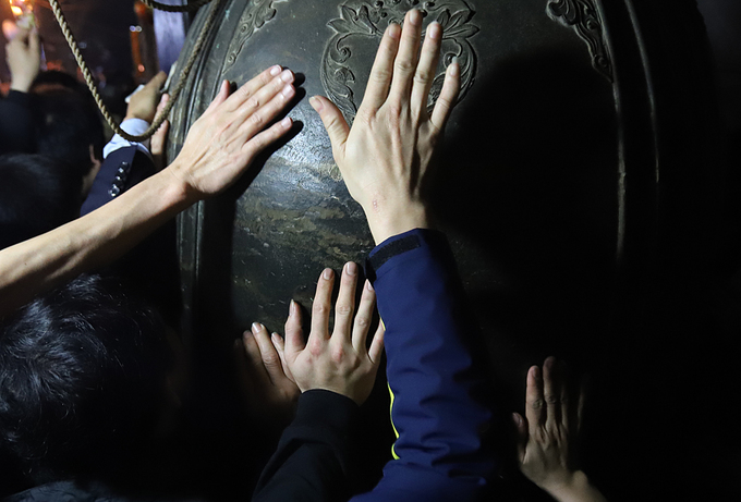 Dòng người xô nhau xoa tiền cầu may sau khai ấn đền Trần